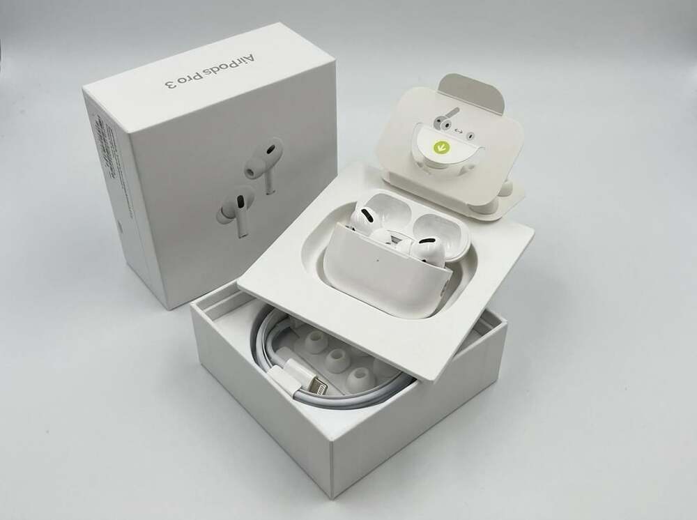 Apple AirPods Pro With Wireless Charging Case